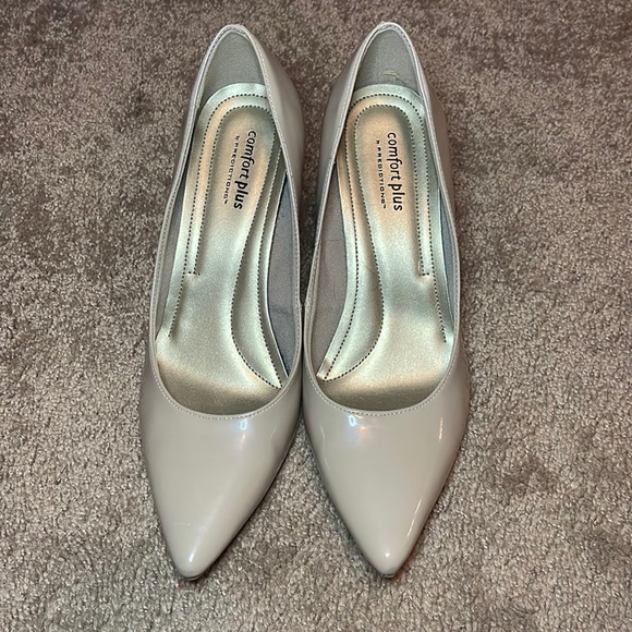 Comfort Plus By Predictions womens small heel size 8 1/2 beige
